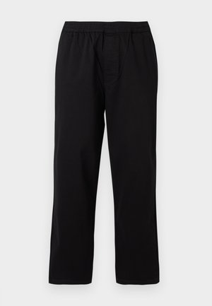 Zwarte rechte broek met elastische tailleband en voornaad details op een effen lichte achtergrond.
