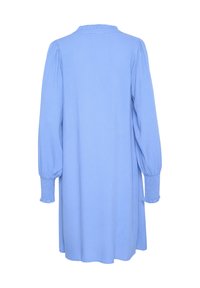 Světle modré šaty s texturální tkání, s nápletými rukávy a detailem na smocks cuff. Obsahují kulatý výstřih a délku ke kolenům.