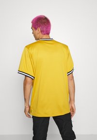 FUBU VARSITY - T-shirt estampada - gold