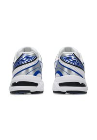 Pánské sportovní boty s vrchní částí z stříbrné síťoviny s modrými akcenty, polstrovanou bílou mezipodešví a černou gumovou podešví.