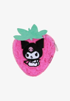 Monedero de peluche rosa en forma de fresa con un acento de hoja verde y un diseño negro de personaje que presenta ojos y una calavera. Cierre con cremallera.