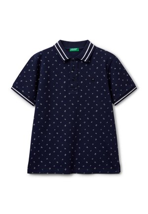 Polo shirt blu navy in cotone, caratterizzato da un colletto con strisce bianche, chiusura con tre bottoni e un motivo geometrico su tutto il tessuto.