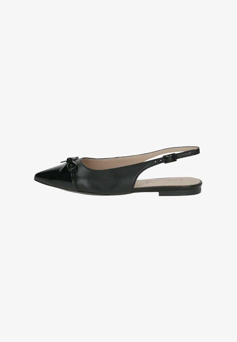 Zwart leren slingback damesschoen met platte zool, spitse neus, klein strikdetail en verstelbare gespsluiting op witte achtergrond.