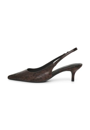 Scarpa slingback in pelle marrone con texture effetto pelle di serpente, punta appuntita e tacco basso kitten su sfondo bianco.