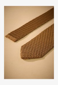 Ausgewählt, ochre yellow