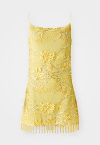 Gelbes Spaghettiträgerkleid mit floralen Applikationen, Pailletten und einem mit Perlen verzierten Fransensaum auf weißem Hintergrund.