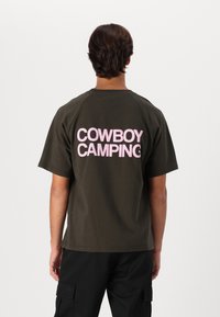 Pal Sporting Goods COWBOY CAMPING UNISEX - Tričko s potlačou - deep brown