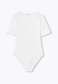 Body blanc à manches courtes avec un col rond, fabriqué en tissu doux et extensible ; présente des boutons-pression en bas et un design ajusté.