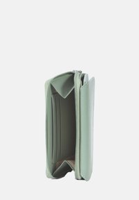 Groene leren portemonnee met een ritsluiting, meerdere kaartvakken en een slanke, rechthoekige vorm met een gladde textuur.