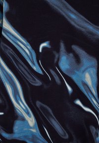 Tkanina z vrtnimi vzorci v temno modri, mornarsko modri in svetlo modri odtenkih, z gladko, sijočo teksturo.