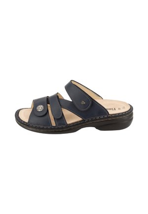 Sandalo nero in pelle con punta aperta, due cinturini regolabili sul piede e una soletta beige imbottita su una suola con zeppa bassa.