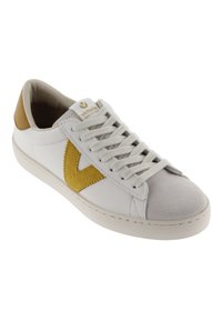 Baskets en cuir blanc avec un embout en daim gris, un logo V en tissu jaune, un tab en cuir marron à l'arrière et des lacets gris. Design simple et épuré.
