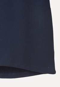 T-shirt in cotone blu navy con una texture liscia, collo rotondo e orlo leggermente curvato. Presenta un design semplice e senza decorazioni.