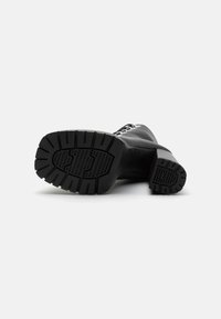 RAID KAMALA - Botines con plataforma - black