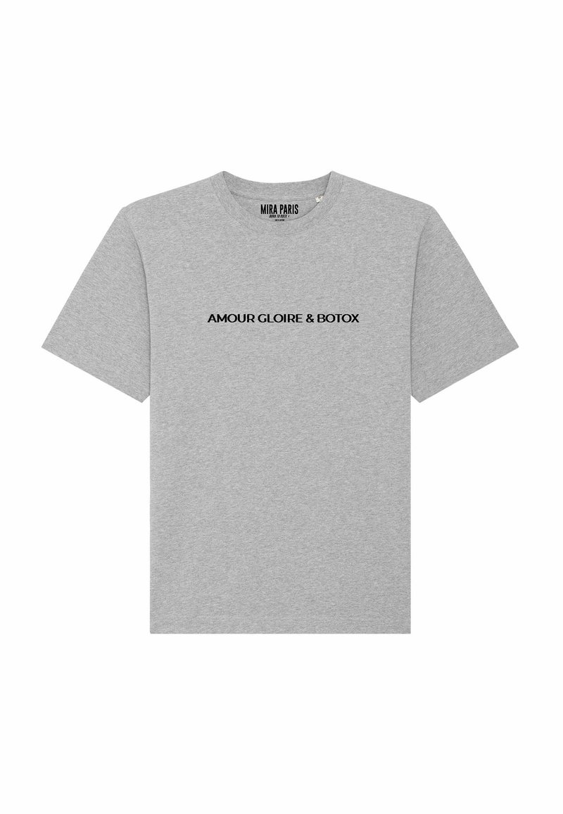 Grijze katoenen T-shirt met korte mouwen en ronde hals, met de tekst "AMOUR GLOIRE & BOTOX" in vetgedrukt zwart lettertype op de voorkant.