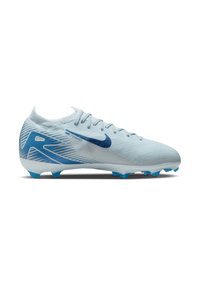 Botín de fútbol azul claro con una parte superior texturizada, líneas dinámicas y un logo de Nike en azul. Presenta tacos azules para un mejor agarre en superficies de césped.