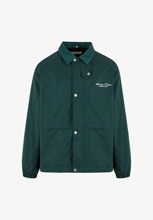 Giacca verde leggera con colletto in corduroy, bottoni a pressione, due tasche frontali e logo ricamato sul lato sinistro.