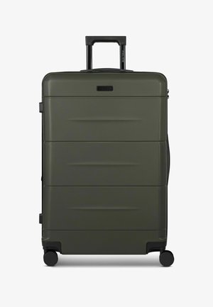 Maleta rígida en verde oliva con acabado mate, tres ranuras horizontales, asa retráctil negra y cuatro ruedas para facilitar la movilidad.