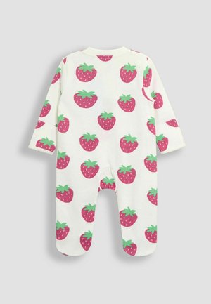 Fehér overál, amelyet rózsaszín és zöld eperminták borítanak, hosszú ujjakkal és lábfejével rendelkezik, puha pamut anyagból készült.