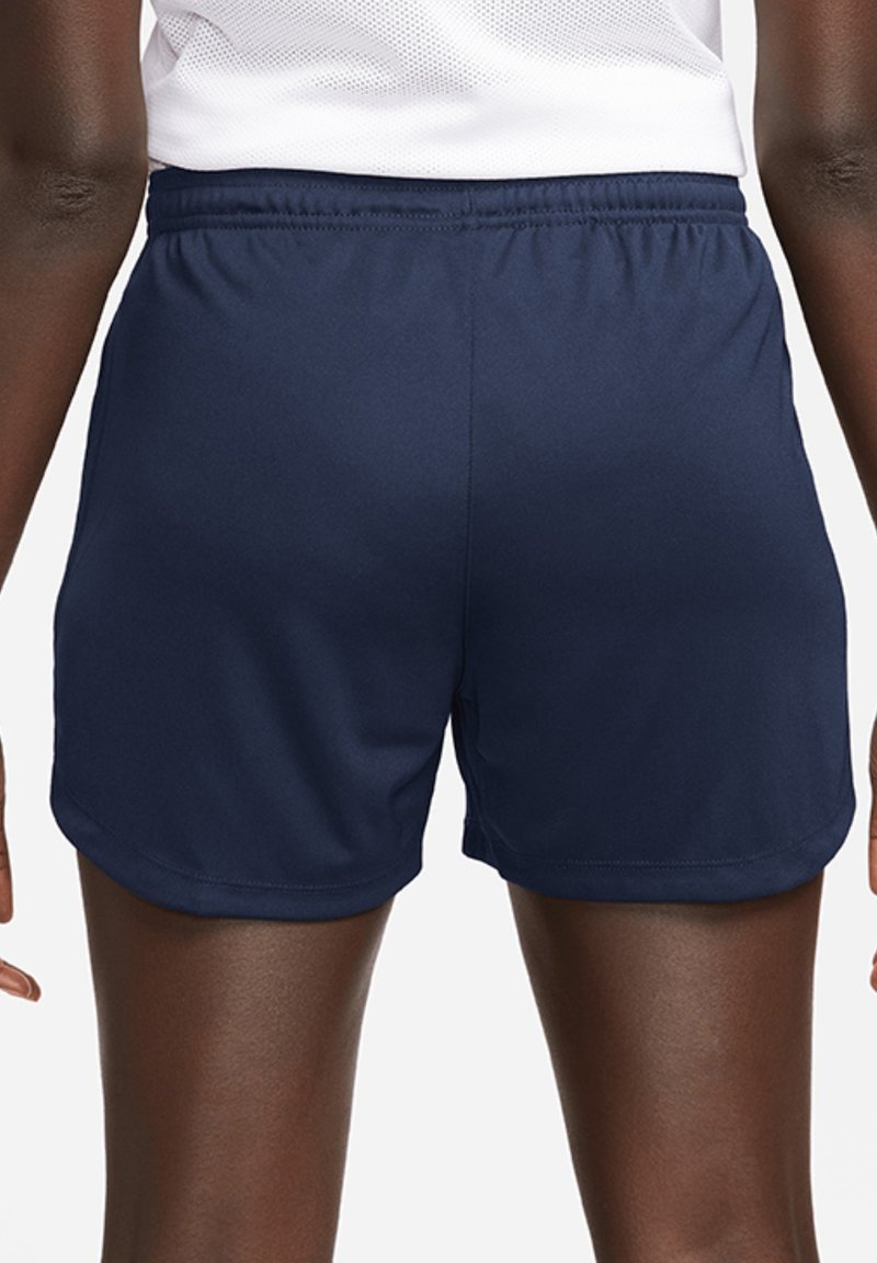 Marineblaue Sportshorts mit elastischem Bund, glatter Textur und abgerundeten Säumen. Keine sichtbaren Muster oder Metallteile.