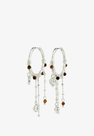 Hõbedast rõngakujulised kõrvarõngad rippuvate kettidega, millel on pruunid helmed ja südamekujulised kaunistused, kuvades tekstuuride ja kuju segu.