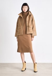 GANT DETAIL ROLLNECK DRESS - Pletené šaty - cacao