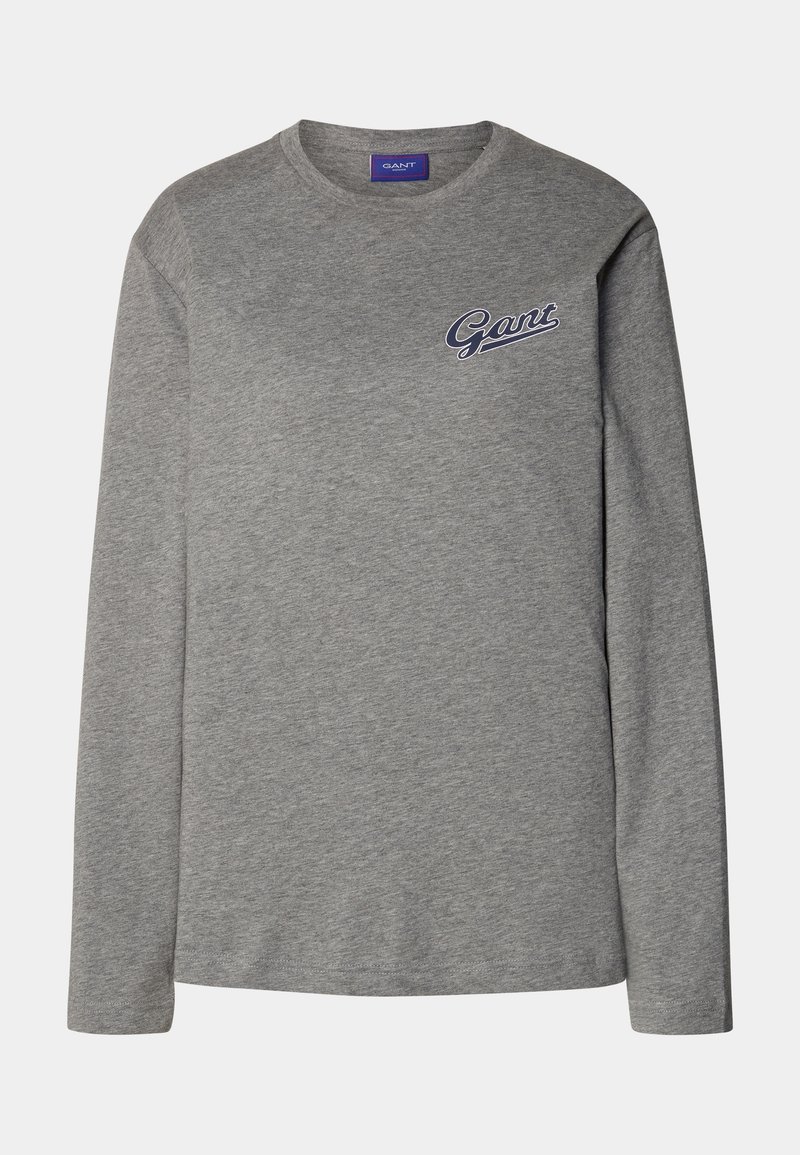 T-shirt gris à manches longues avec col rond, petit logo "Gant" bleu foncé sur la poitrine gauche et étiquette bleue assortie à l'intérieur du col.