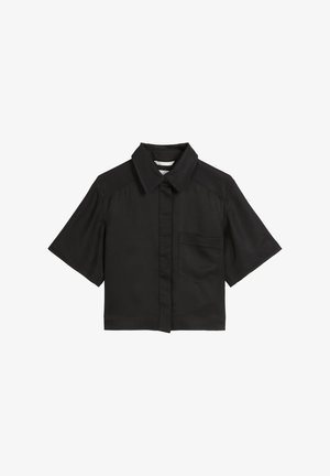 Czarna koszula krótki rękaw z kołnierzykiem, z zapięciem na guziki z przodu i jedną kieszenią na piersi. Wykonana z gładkiego materiału.