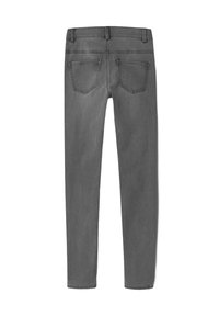 Sive hlače iz jeansa s tesnim krojem, pet žepov in všitki na zadnjih žepih. Gladek tekstura in raven kroj hlačnic.