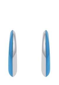 Orecchini a cuffia in resina blu e argento lucidato con una forma slanciata e curve sottili. Presentano una finitura lucida e un design elegante.