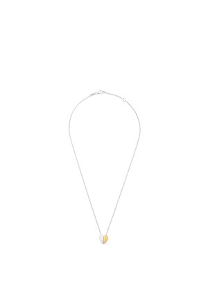 Delicata collana a catena in argento con piccolo ciondolo a forma di cuore diviso in metà argento e oro su sfondo bianco.