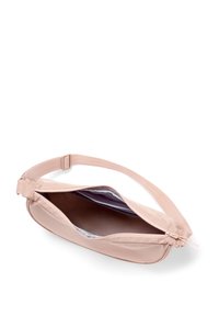 Borsa a tracolla di stoffa rosa con chiusura a zip, forma piatta e tracolla regolabile. L'interno presenta una fodera chiara con un motivo leggero.