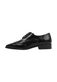 Zapato de vestir de cuero negro con punta afilada, perforaciones decorativas y un tacón bajo y cuadrado. Presenta un diseño de cordones y una textura suave.