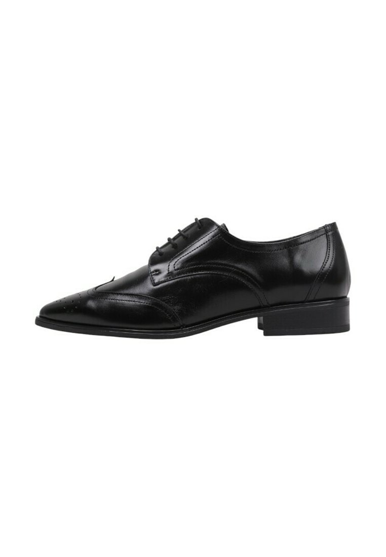 Zapato de vestir de cuero negro con punta afilada, perforaciones decorativas y un tacón bajo y cuadrado. Presenta un diseño de cordones y una textura suave.