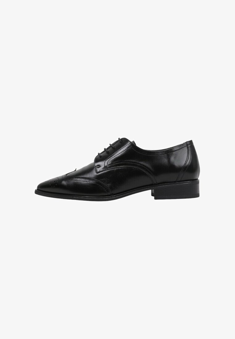 Zapato de vestir de cuero negro con punta afilada, perforaciones decorativas y un tacón bajo y cuadrado. Presenta un diseño de cordones y una textura suave.