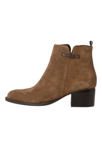 Stivale alla caviglia in suede marrone con punta arrotondata, tacchetto leggero e un dettaglio decorativo con cinturino alla caviglia. Texture liscia con minimi accenti.