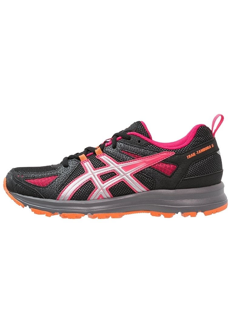 Chaussures de trail pour femmes, tige en mesh noir avec accents rose et argent, semelle intermédiaire grise, et semelle extérieure en caoutchouc orange avec un motif de traction texturé.