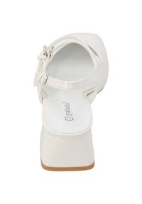 Sandal con tacco a blocco bianco con finitura lucida, cinturino alla caviglia e punta aperta. Presenta una soletta imbottita con logo. Suola in gomma per una buona aderenza.