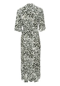 Rochie cu imprimeu floral în alb și verde închis, având mâneci scurte, un brâu la talie și o siluetă fluidă cu o lungime medie.