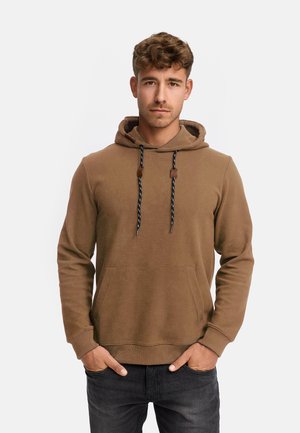Bruine hoodie met een gestructureerde afwerking, verstelbare trekkoordkap, kangoeroezak en zwart-witte patroonaccenten.