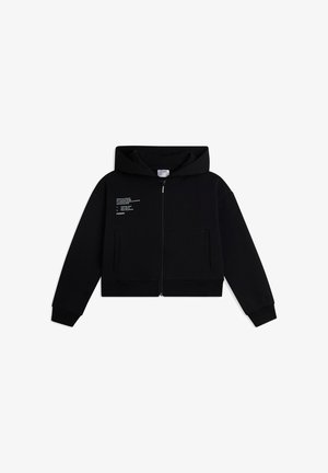 Felpa nera con zip e cappuccio, realizzata in tessuto morbido. Presenta tasche laterali e testo stampato sul lato sinistro del petto. Lunghezza corta e vestibilità ampia.