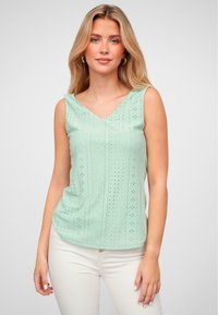 Top mint verde despicat, cu decolteu în V, prezentând modele cu găuri și dungi texturate. Material moale, cu o croială lejeră.