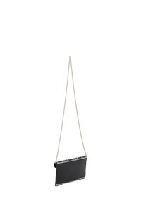 Musta nahkainen crossbody-laukku, jossa on hopeaketjuolkahihna, suorakulmainen muoto ja koristeena strassit yläreunassa.