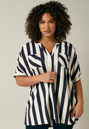 Camicia a maniche corte a righe verticali blu navy e bianche, con scollatura a V, due tasche sul petto e una vestibilità comoda che scivola dolcemente.