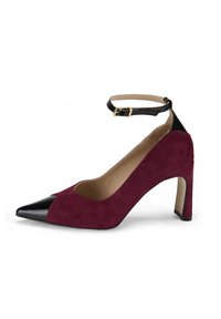 Burgunderfarbene Wildleder-Pumps mit spitzem, schwarzem Lackzehen, Knöchelriemen und strukturiertem Obermaterial. Goldene Schnallendetails.
