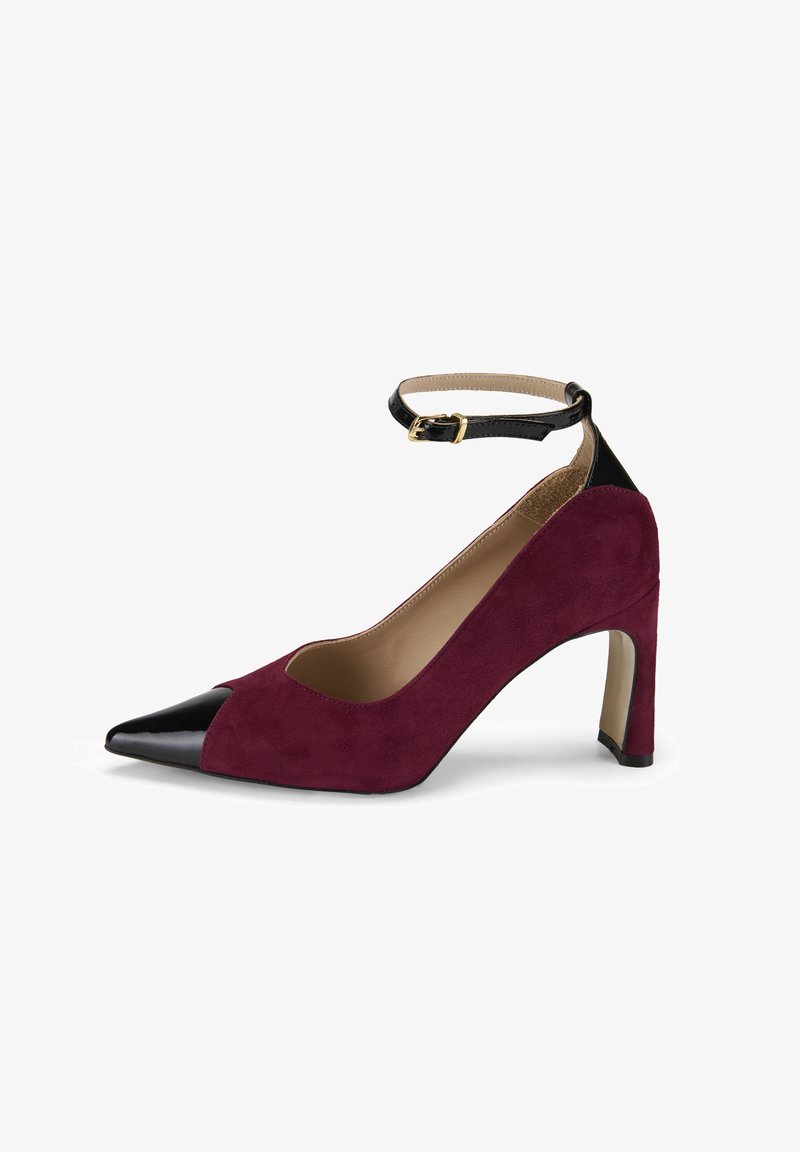 Chaussure à talon aiguille en daim bordeaux avec un bout en vernis noir pointu, une bride de cheville et une surface texturée. Détail en boucle dorée.