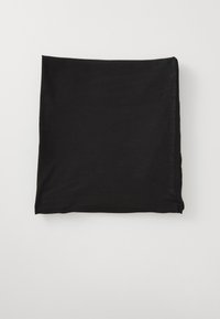 Écharpe rectangulaire noire en tissu léger et lisse, soigneusement pliée avec des bords nets et sans motifs ni ornements visibles.