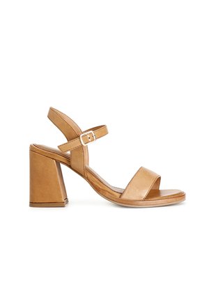 Sandal con tacco in pelle color cuoio, dotata di una ampia fascia per le dita e di un cinturino per la caviglia, con una piccola fibbia regolabile e un tacco quadrato spesso.