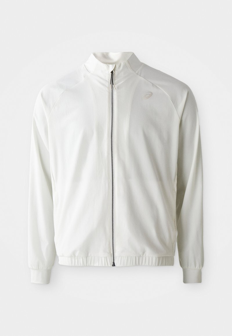 Weiße Sportjacke mit Reißverschluss vorne, hohem Kragen, elastischen Bündchen und Saum; mit einem dezenten Logo auf der oberen linken Brust.