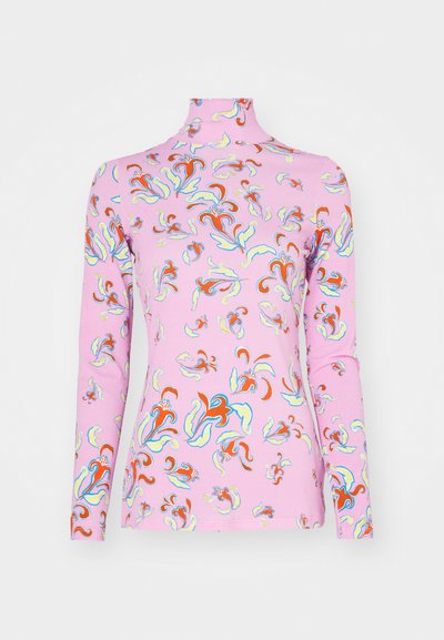 Langsleeve, roze coltrui met een kleurrijk abstract patroon in rood, blauw en wit. Gemaakt van zachte, rekbare stof.